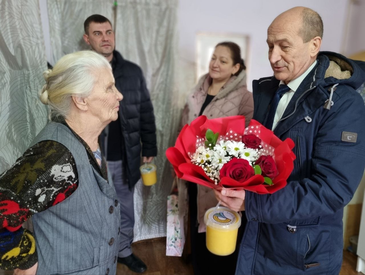 Поздравил ветерана