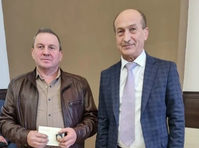 За служение людям